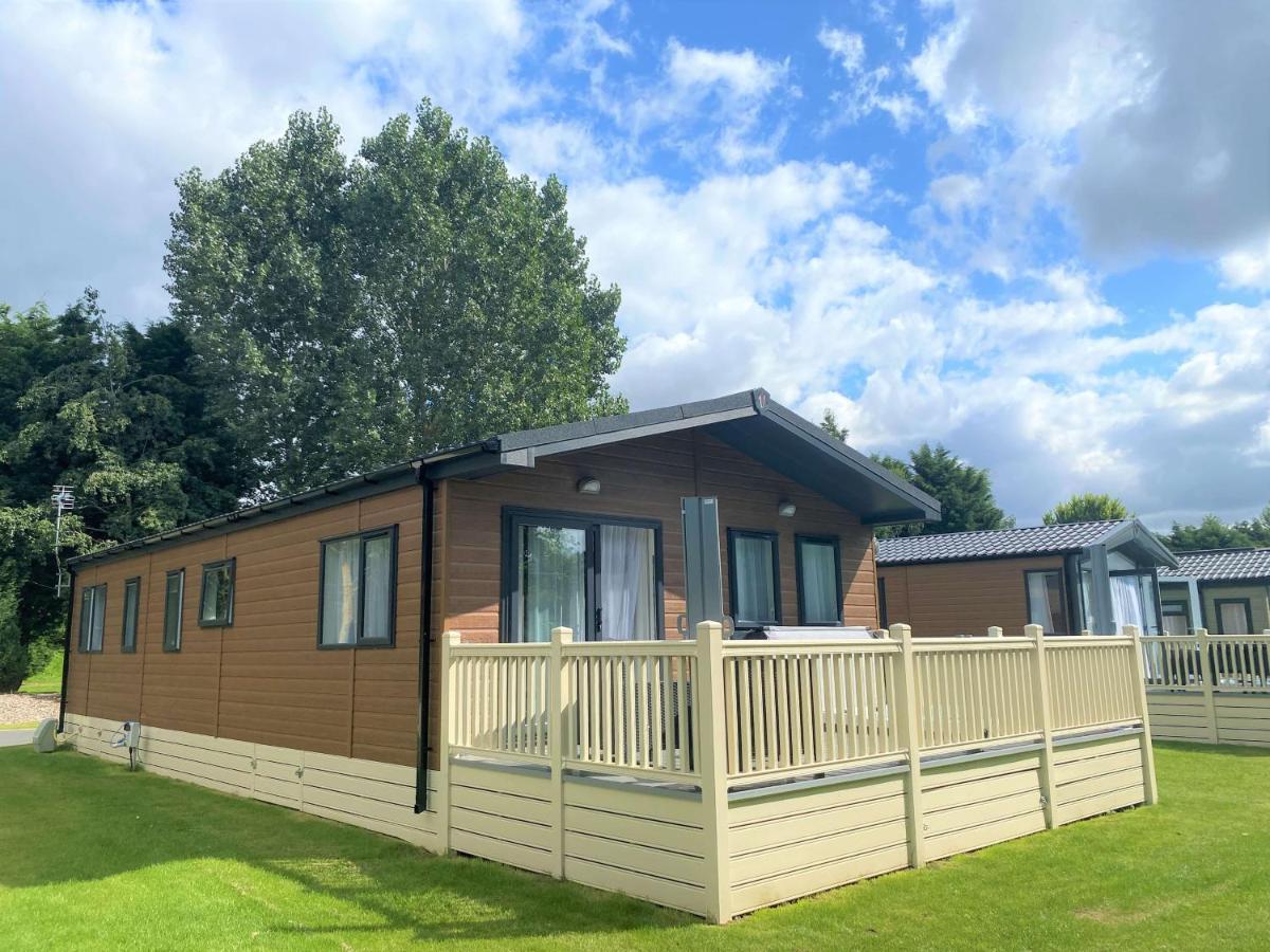 The Yorkshire Burrow Lodge With Hot Tub Exterior photo