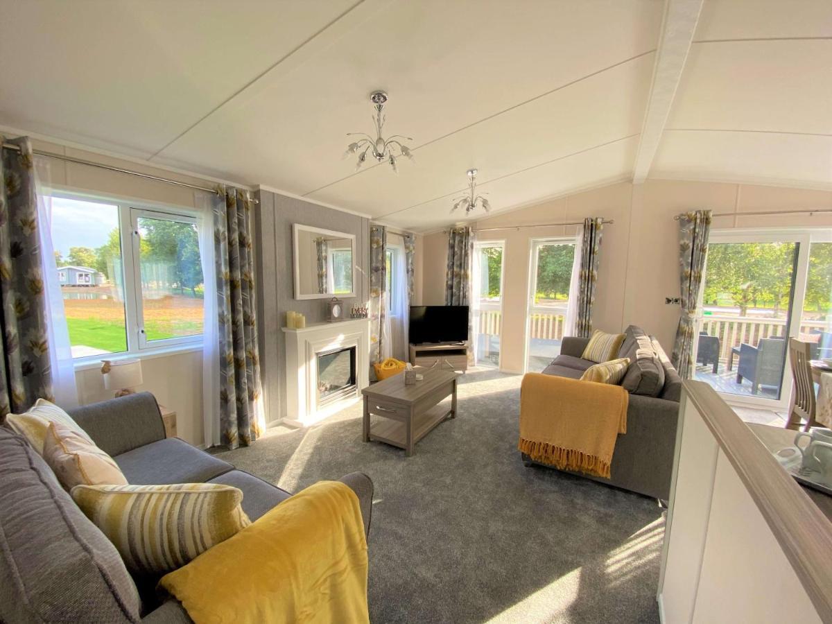 The Yorkshire Burrow Lodge With Hot Tub Exterior photo